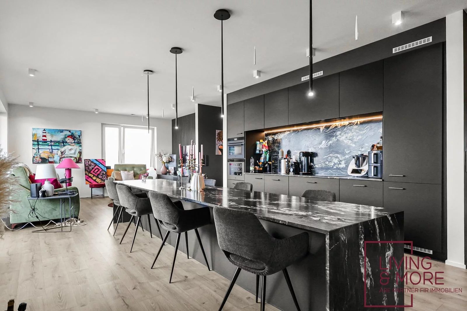 Séjour et cuisine ouverte du penthouse à Differdange